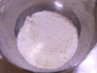 3、南瓜派,用双手搓成细颗粒状。