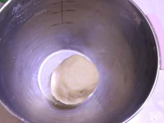 5、南瓜派,揉成光滑的面团。面团装入保鲜袋内冰箱冷藏20分钟。