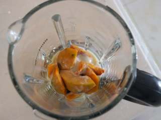 6、南瓜派,南瓜泥、炼乳、牛奶、加入料理机中,搅打成泥。