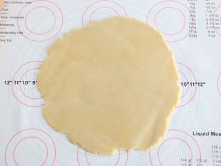 8、南瓜派,冷藏后的面团用擀面杖擀成比派盘大一点的面皮。