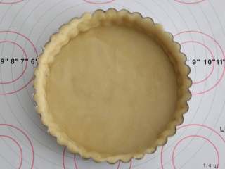 9、南瓜派,将面皮放入派盘中,去除边缘多余部分。