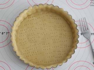 10、南瓜派,用叉子在排盘底部扎一些小孔。