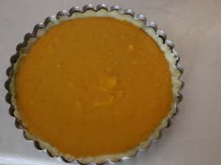 13、南瓜派,烤好的派皮取出豆子,倒入做好的南瓜泥。