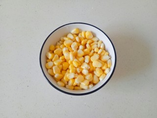 3、玉米南瓜粥,将玉米粒剥下来，冲洗干净备用