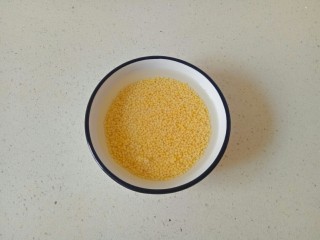 4、玉米南瓜粥,小米淘洗干净，用水浸泡20分钟