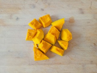 6、玉米南瓜粥,将南瓜切成小块