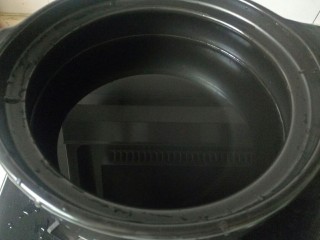 7、玉米南瓜粥,砂锅中加入2碗水