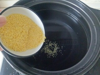 8、玉米南瓜粥,倒入小米