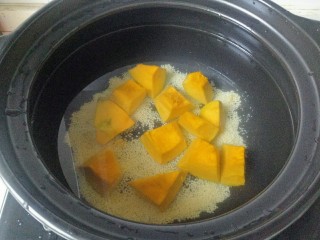9、玉米南瓜粥,放入南瓜块