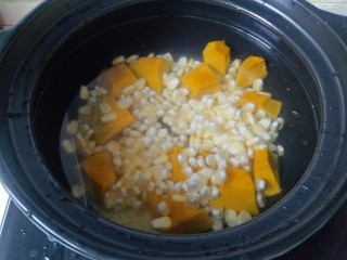 10、玉米南瓜粥,放入玉米粒