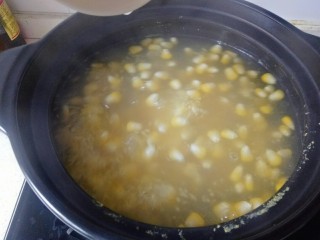 12、玉米南瓜粥,转中小火熬煮15分钟