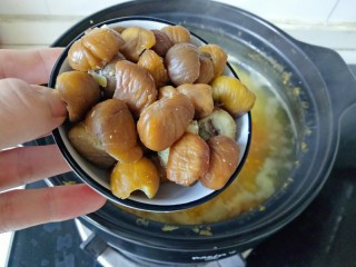 13、玉米南瓜粥,放入板栗