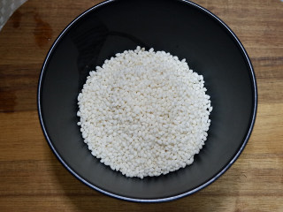 1、赤豆糯米蛋卷,糯米放入容器
