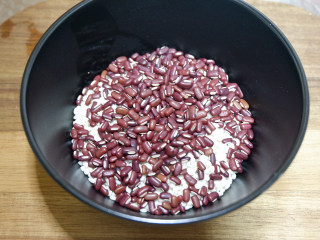 2、赤豆糯米蛋卷,加入赤豆混合