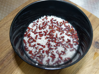 3、赤豆糯米蛋卷,两者淘洗干净。