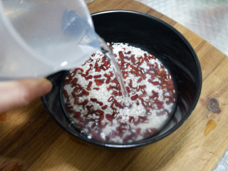 4、赤豆糯米蛋卷,加入适量水浸泡4个小时以上，浸泡过夜最佳。