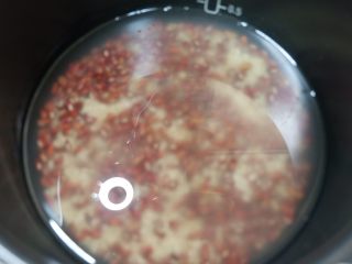 5、赤豆糯米蛋卷,泡好的红豆加入清水放入电饭煲。