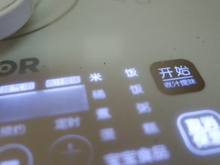 6、赤豆糯米蛋卷,选择米饭模式将其煮熟。