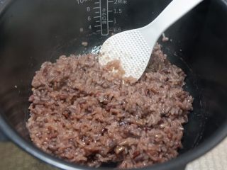 7、赤豆糯米蛋卷,煮好之后立刻开盖拌匀，散去热气。