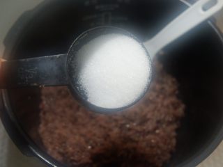 8、赤豆糯米蛋卷,加入白糖