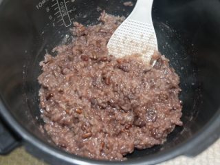 9、赤豆糯米蛋卷,翻拌均匀放凉备用。