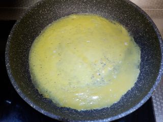 12、赤豆糯米蛋卷,平底锅抹少许油，将蛋饼单面煎熟即可。