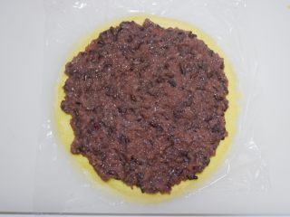 14、赤豆糯米蛋卷,均匀的抹上赤豆糯米。