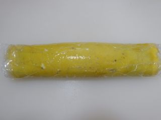 16、赤豆糯米蛋卷,卷好的蛋饼，在桌面的滚一下，滚成圆筒静置30分钟定型。