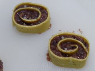 17、赤豆糯米蛋卷,定型好的蛋卷切成合适的大小即可。