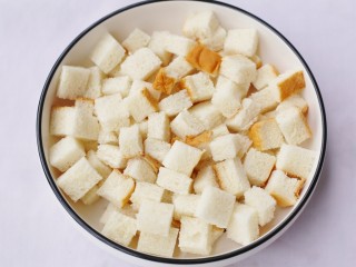 1、酥脆软滑的蛋奶吐司布丁,土司切小块。