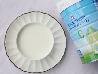 2、酥脆软滑的蛋奶吐司布丁,澳优淳璀有机奶粉按奶粉冲泡比例温水调成牛奶。