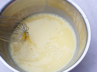 5、酥脆软滑的蛋奶吐司布丁,调好的温牛奶，一起搅拌均匀。