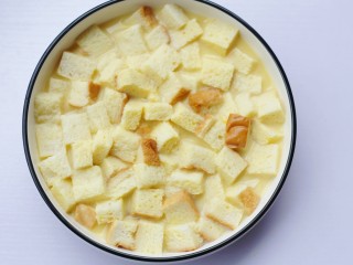 8、酥脆软滑的蛋奶吐司布丁,再加入剩余的，以免吐司丁浮起。