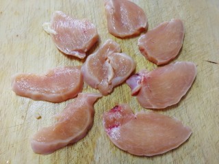 2、孜然鸡胸肉,切厚片。