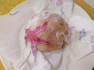 6、孜然鸡胸肉,厨房用纸包紧吸走水份。