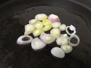 13、孜然鸡胸肉,平底锅，倒入少量油，放入切片的小圆葱，小火煎出香味。