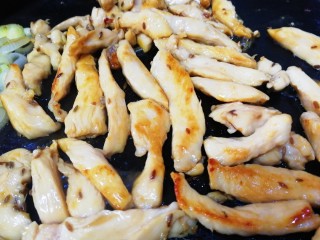 15、孜然鸡胸肉,中小火煎，煎至一面金黄翻面。