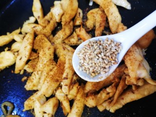 17、孜然鸡胸肉,再洒一小勺白芝麻，拌匀即可。