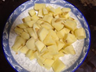 2、快手咖喱土豆炖牛肉,土豆去皮切丁