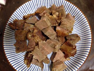 4、快手咖喱土豆炖牛肉,熟牛肉切小块