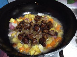 12、快手咖喱土豆炖牛肉,加入牛肉丁煮开