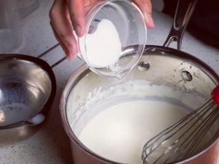 4、半熟芝士,加入砂糖