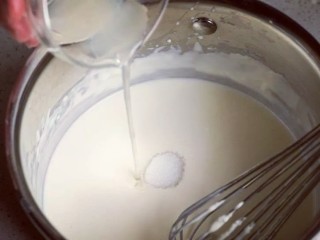 5、半熟芝士,加入柠檬汁