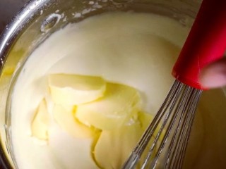 8、半熟芝士,加入黄油