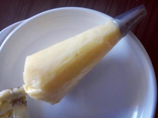 15、半熟芝士,面糊可倒入裱花袋方便均匀入模