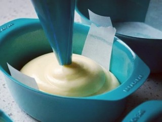 17、半熟芝士,将面糊注入模具8分满