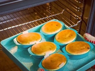 21、半熟芝士,出炉后等几分钟即可趁热脱模，不要放至冷了再脱模，否则会有水汽