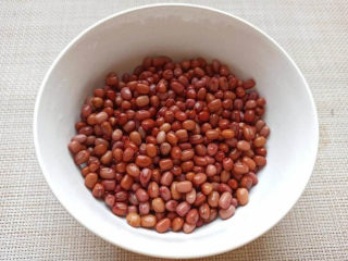 1、红豆小米粥,红豆是这种鼓鼓的，饱满的豆粒。