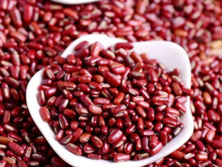 2、红豆小米粥,这张图中的是赤小豆，药用价值比红豆要好，它多数时候是与薏米一起煮，用来祛湿。