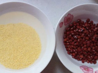 5、红豆小米粥,小米和红豆分别浸泡4个小时左右。